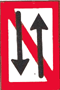 rechteckige weiße Tafel mit rotem Rand, rotem Schrägstrich und zwei senkrechten schwarzen Pfeilen mit entgegengesetzten Spitzen